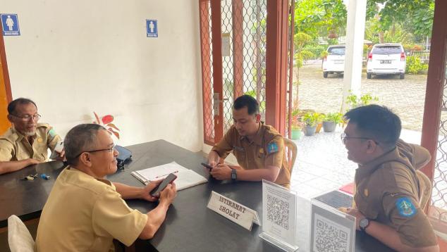  Tim Inspektorat Kabupaten Bangka saat melakukan monitoring penggunaan barcode SPI KPK di Kantor BKPSDM Kabupaten Bangka, Senin, 16 Juni 2025.