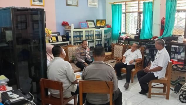 Tim Inspektorat Kabupaten Bangka melaksanakan kegiatan monitoring dan evaluasi (Monev) Saber Pungli di SD Negeri 10 Sungailiat 