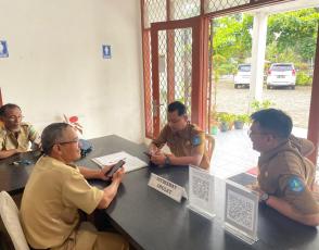  Tim Inspektorat Kabupaten Bangka saat melakukan monitoring penggunaan barcode SPI KPK di Kantor BKPSDM Kabupaten Bangka, Senin, 16 Juni 2025.