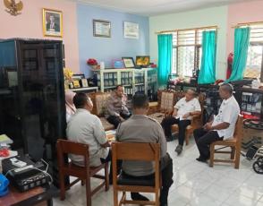 Tim Inspektorat Kabupaten Bangka melaksanakan kegiatan monitoring dan evaluasi (Monev) Saber Pungli di SD Negeri 10 Sungailiat 